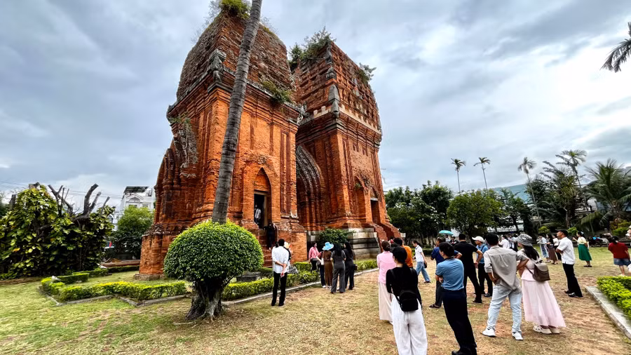 doan-dai-bieu-cac-tinh-thanh-tham-quan-di-tich-diem-den-van-hoa-tai-gia-lai.jpg