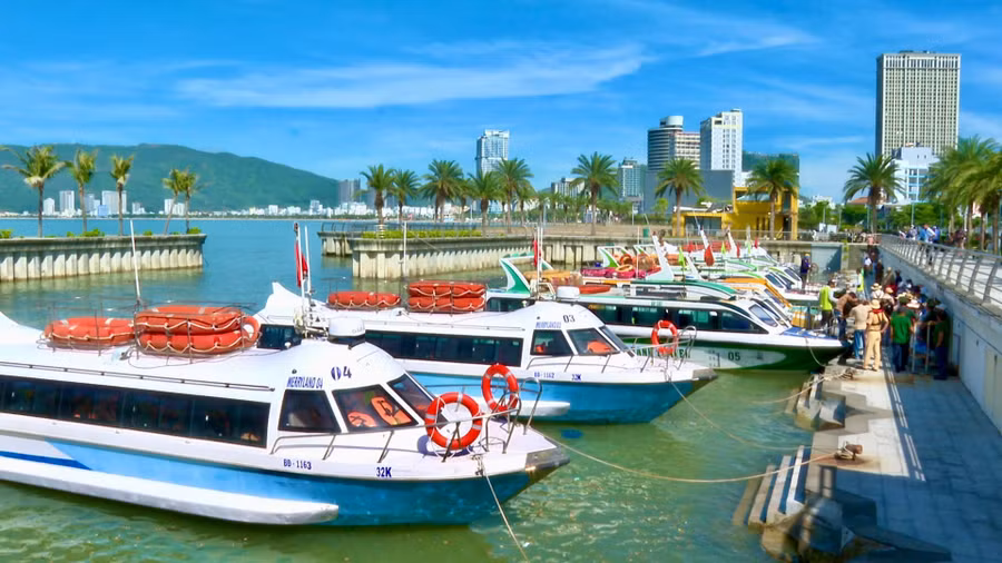 diem-don-tra-khach-du-lich-thuoc-tuyen-duong-thuy-noi-dia-hai-cang-nhon-chau-tai-ben-mui-tan-duong-xuan-dieu-phuong-quy-nhon-tap-nap-ngay-dau-tien-di-vao-hoat-dong.jpg