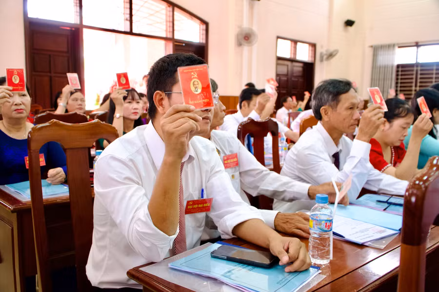anh-3-bieu-quyet-thong-qua-nghi-quyet-dai-hoi-dai-bieu-dang-bo-xa-phu-cat-lan-thu-i-nhiem-ky-2025-2030.jpg
