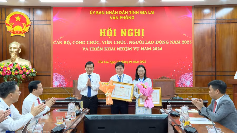 lanh-dao-van-phong-ubnd-tinh-trao-bang-khen-cua-chu-tich-ubnd-tinh-cho-cac-tap-the-ca-nhan-1.jpg