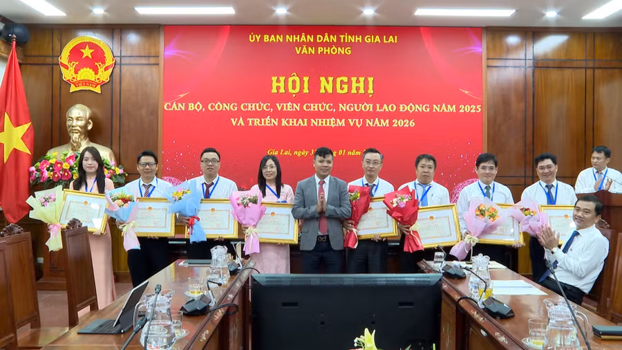 lanh-dao-van-phong-ubnd-tinh-trao-bang-khen-cua-chu-tich-ubnd-tinh-cho-cac-tap-the-ca-nhan-2.jpg