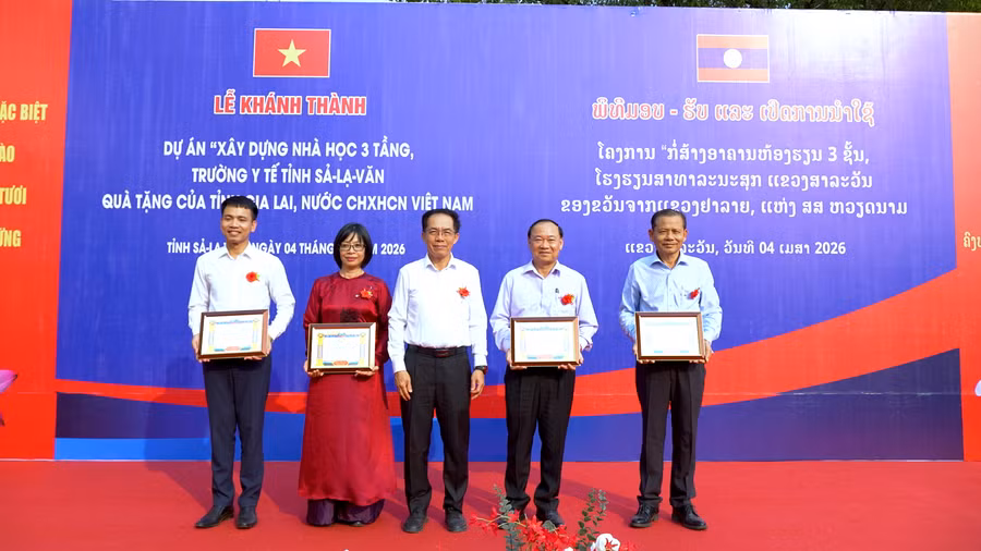trao-tang-bang-khen-cua-uy-ban-chinh-quyen-tinh-salavan-cho-cac-don-vi-tap-the.png