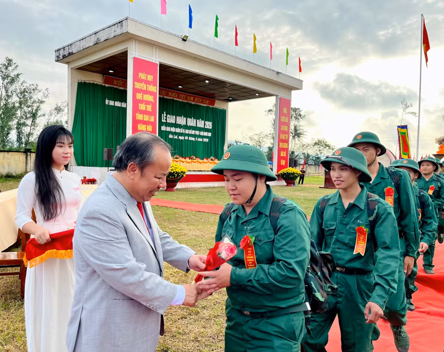 le-giao-nhan-quan-tai-diem-giao-quan-so-1-ban-chi-huy-phong-thu-khu-vuc-1-hoai-nhon-nam.jpg