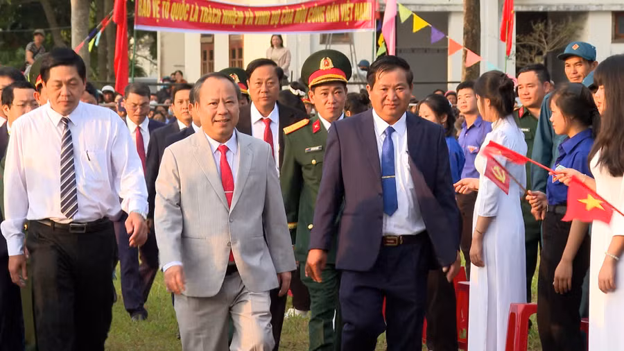 pho-bi-thu-tinh-uy-truong-doan-dai-bieu-quoc-hoi-tinh-chau-ngoc-tuan-toi-du-le-giao-quan.jpg