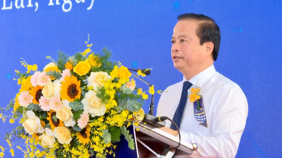 Phó Chủ tịch Thường trực UBND tỉnh Nguyễn Tuấn Thanh phát biểu tại buổi lễ. Ảnh: Nhật Trường