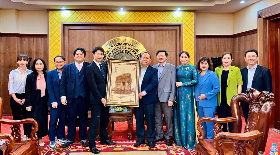 hdnd-tinh-gia-lai-tang-qua-doan-cong-tac-nhan-chuyen-tham-lam-viec.jpg