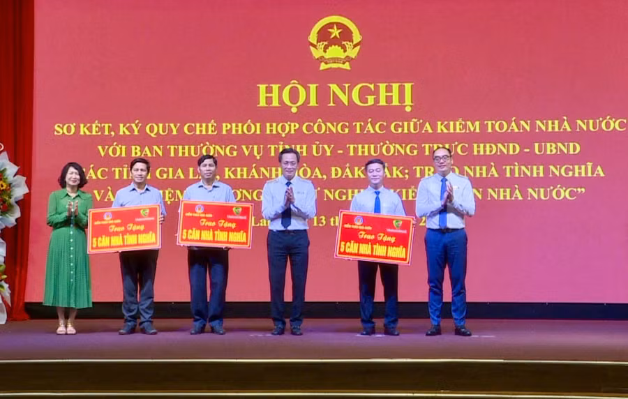 kiem-toan-nha-nuoc-trao-tang-bieu-trung-nha-tinh-nghia-cho-dai-dien-lanh-dao-3-tinh.jpg