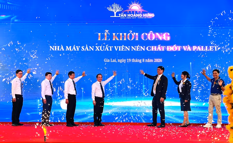 Các đại biểu thực hiện nghi thức khởi công Nhà máy sản xuất viên nén chất đốt và Pallet. Ảnh: Nhật Trường