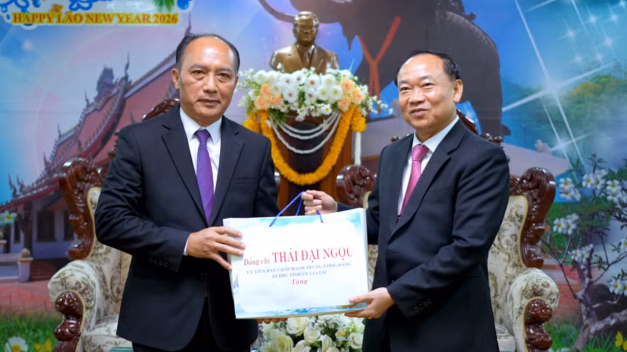 bi-thu-tinh-uy-thai-dai-ngoc-tang-qua-luu-niem-cho-dong-chi-bi-thu-tinh-attapeu.png