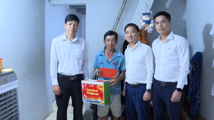 tap-doan-cong-nghiep-nang-luong-tang-qua-ong-mai-duong-uyen.png