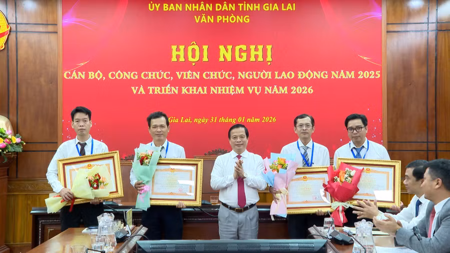 trao-bang-khen-cua-thu-tuong-chinh-phu-cho-4-ca-nhan.jpg