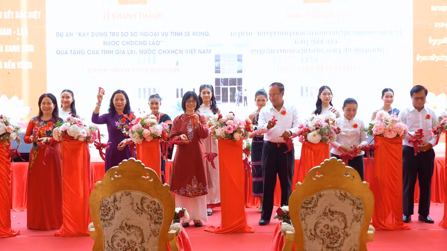 cac-dai-bieu-cat-bang-khanh-thanh-cong-trinh-tru-so-so-ngoai-vu-sekong.png