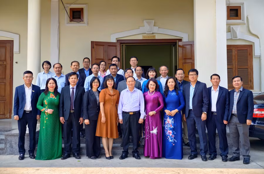 doan-cong-tac-chup-hinh-luu-niem-cung-tong-lanh-su-quan-viet-nam-tai-pakse.jpg