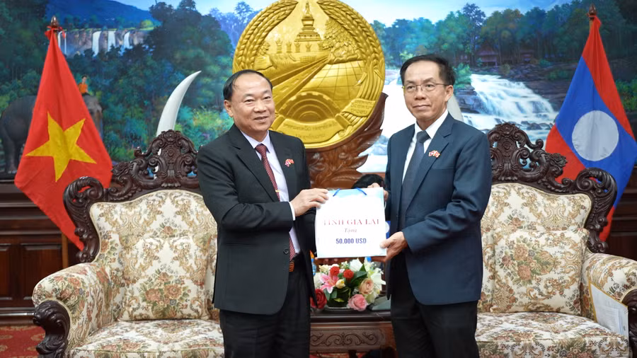 dong-chi-thai-dai-ngoc-trao-qua-luu-niem-cho-tinh-salavan.png