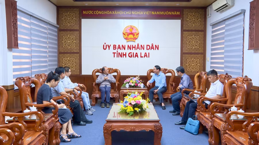 quang-canh-buoi-tiep-va-lam-viec.jpg