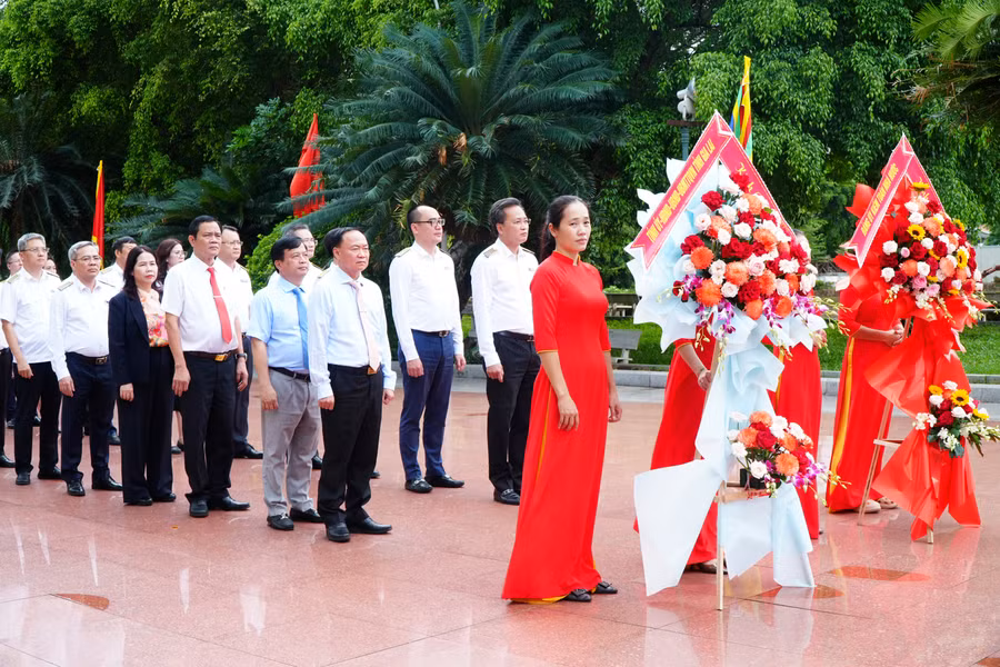 cac-dai-bieu-da-thanh-kinh-dang-hoa-tai-tuong-dai-hoang-de-quang-trung.jpg