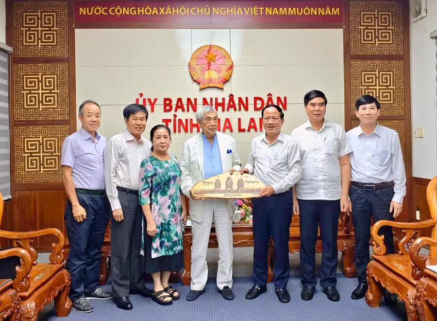 chu-tich-ubnd-tinh-pham-anh-tuan-trao-qua-luu-niem-cho-doan-cong-tac.jpg
