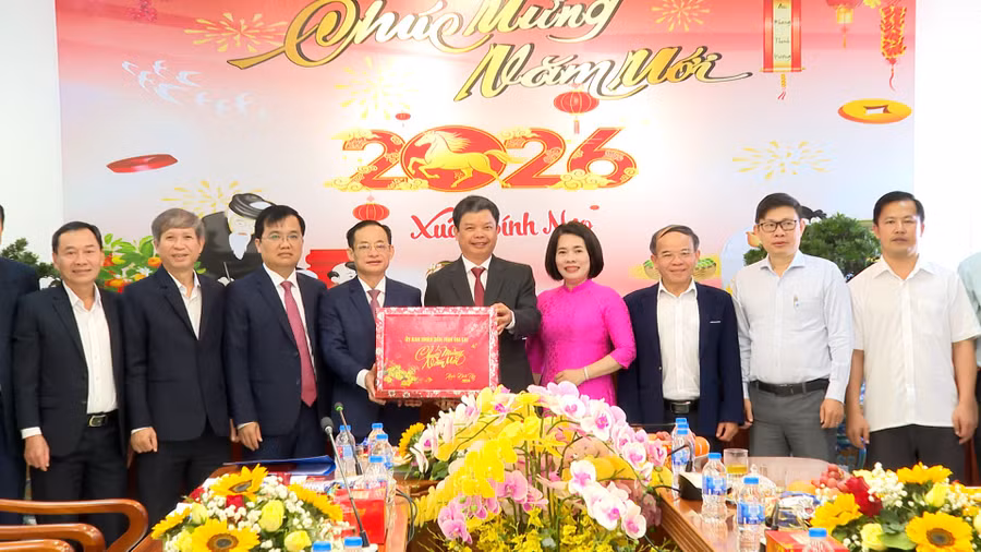 pho-chu-tich-ubnd-tinh-nguyen-huu-que-tham-hoi-chuc-tet-cong-ty-tnhh-mtv-petrolimex-gia-lai.jpg