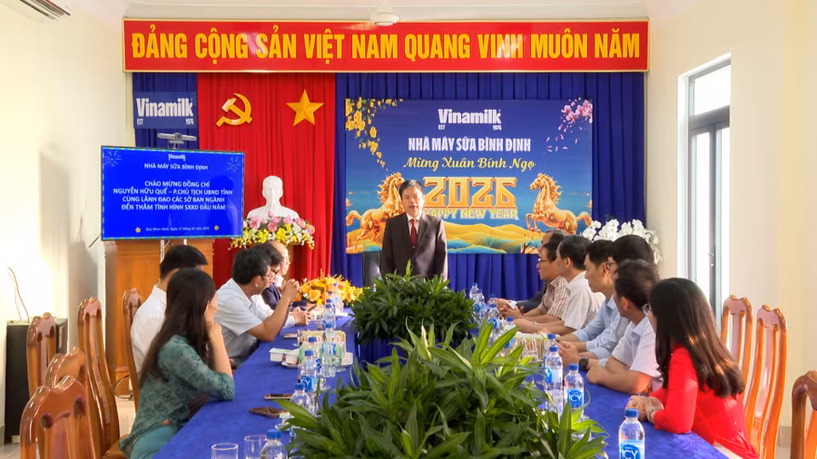 pho-chu-tich-ubnd-tinh-nguyen-huu-que-tham-va-kiem-tra-tinh-hinh-san-xuat-kinh-doanh-tai-chi-nhanh-cong-ty-co-phan-sua-viet-nam-nha-may-sua-binh-dinh.jpg