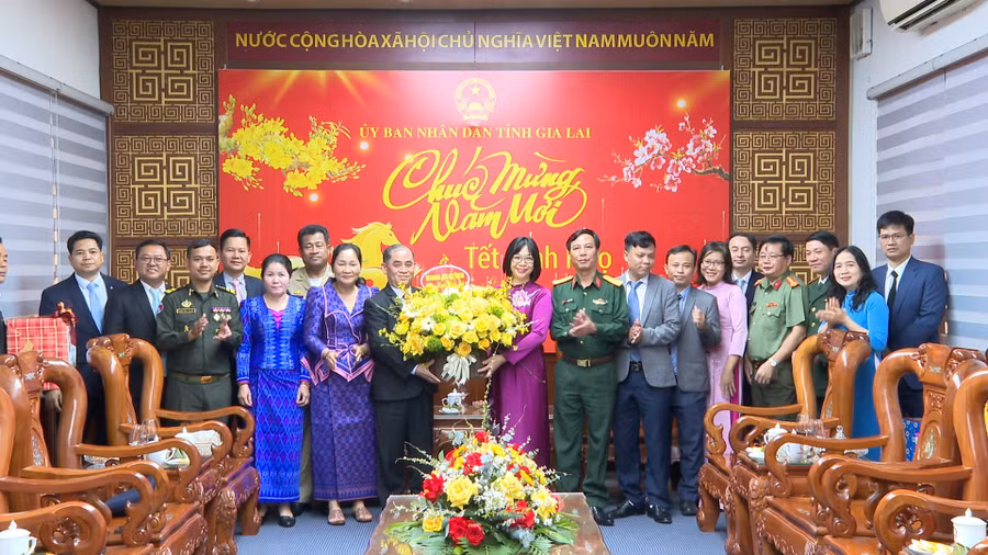doan-dai-bieu-tinh-ratanakiri-vuong-quoc-campuchia-tang-qua-chuc-tet-tinh-gia-lai.jpg