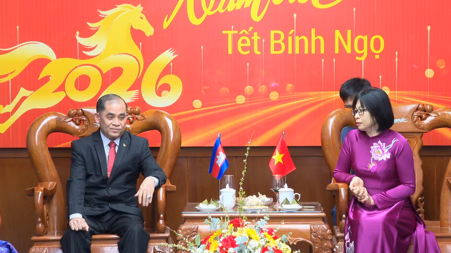 pho-chu-tich-ubnd-tinh-nguyen-thi-thanh-lich-cam-on-nhung-tinh-cam-tot-dep-cua-tinh-ratanakiri-va-ca-nhan-ngai-ngin-nel-danh-cho-tinh-gia-lai.jpg
