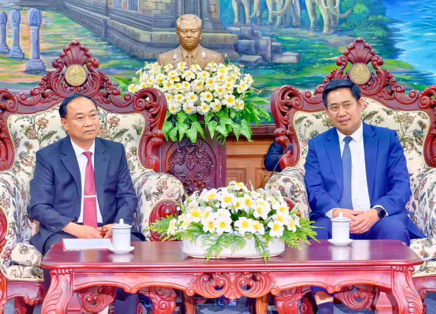 dong-chi-thai-dai-ngoc-trao-doi-voi-dong-chi-a-lun-xay-sun-na-lat-tai-buoi-tham-chuc-tet.jpg