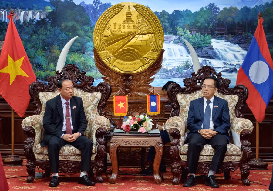 bi-thu-tinh-uy-thai-dai-ngoc-trao-doi-voi-dong-chi-dao-vong-phon-keo-tai-buoi-tham-chuc-tet-tinh-salavan.jpg