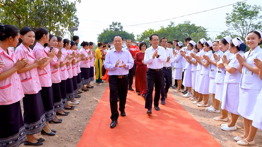 bi-thu-tinh-uy-thai-dai-ngoc-va-lanh-dao-tinh-salavan-du-khanh-thanh-cong-trinh.png