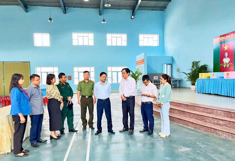 pct-nguyen-tu-cong-hoang-kiem-tra-khu-vuc-bo-phieu-tren-dia-ban-xa-binh-khe.jpg
