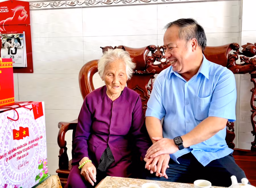 pho-bi-thu-tinh-uy-truong-doan-dai-bieu-quoc-hoi-tinh-chau-ngoc-tuan-tham-hoi-suc-khoe-me-vnah-trinh-thi-an-o-phuong-hoai-nhon-bac.jpg
