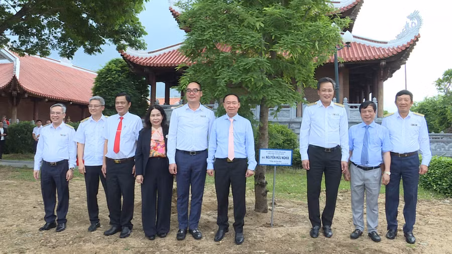tong-ktnn-nguyen-huu-nghia-va-cac-dai-bieu-trong-cay-luu-niem-trong-khuon-vien-bao-tang-quang-trung.jpg
