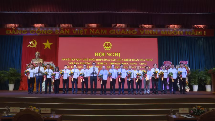 ktnn-trao-tang-ky-niem-chuong-vi-su-nghiep-ktnn-cho-lanh-dao-cac-tinh-va-lanh-dao-so-nganh-cac-dia-phuong.jpg
