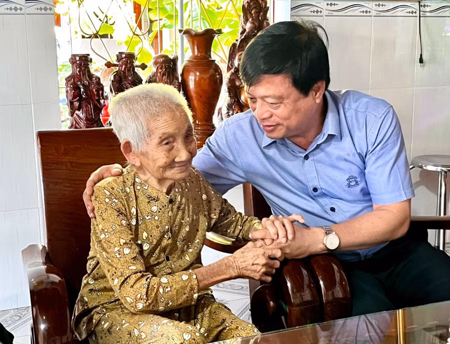 pho-chu-tich-thuong-truc-ubnd-tinh-nguyen-tuan-thanh-tham-tang-qua-gia-dinh-chinh-sach.jpg