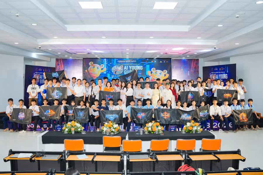 cac-thi-sinh-nhan-giay-chung-nhan-cua-cuoc-thi.jpg