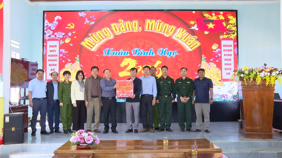 bi-thu-tinh-uy-va-doan-cong-tac-tang-qua-tet-xa-son-lang.jpg