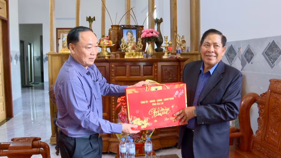 bi-thu-tinh-uy-tang-qua-tet-dong-chi-ha-son-nhin.jpg