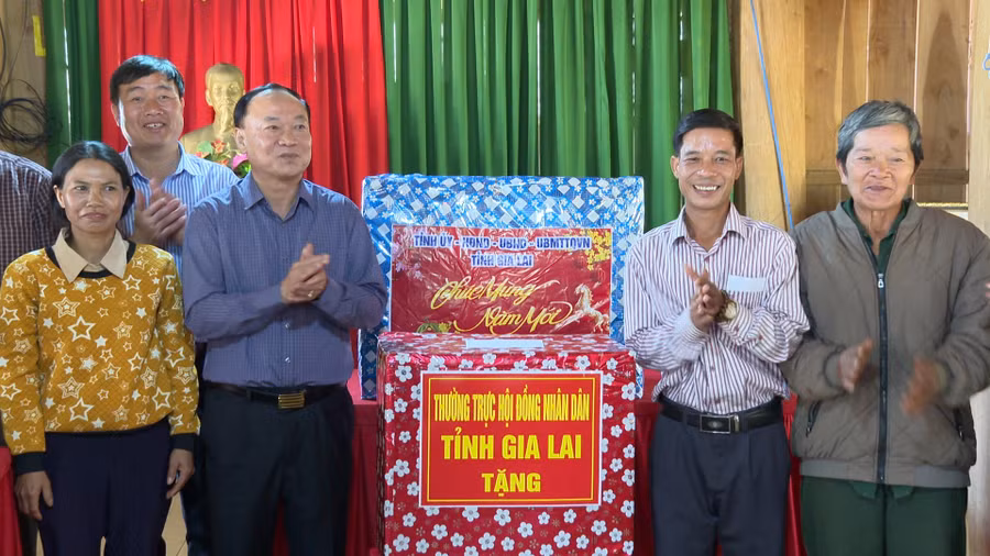 bi-thu-tinh-uy-thai-dai-ngoc-tang-qua-lang-ha-nung.jpg
