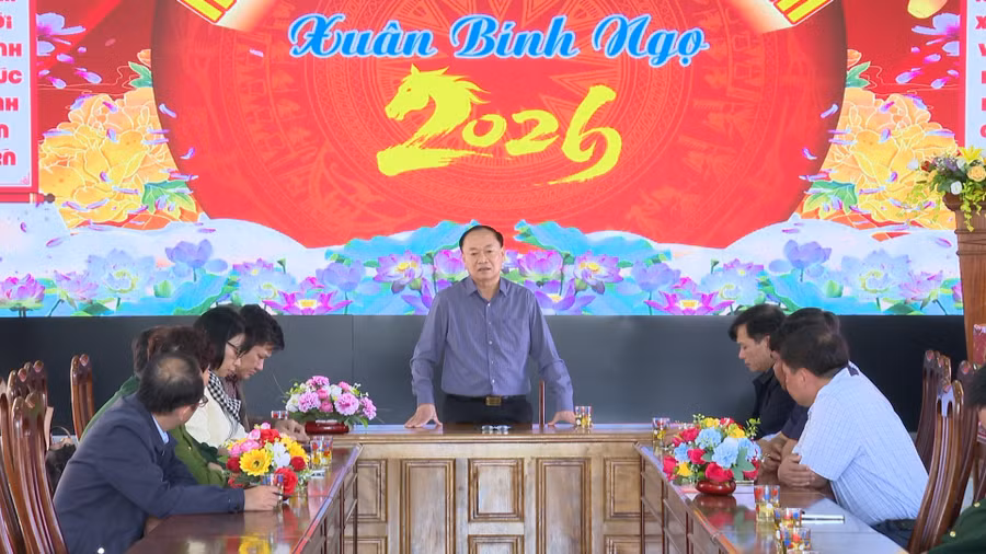 bi-thu-tinh-uy-thai-dai-ngoc-gui-loi-chuc-nam-moi-den-dang-bo-chinh-quyen-va-nguoi-dan-xa-son-lang.jpg