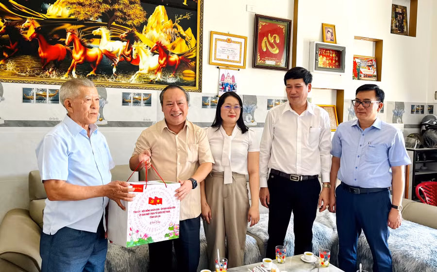 pho-bi-thu-tinh-uy-truong-doan-dai-bieu-quoc-hoi-tinh-chau-ngoc-tuan-tang-qua-thuong-binh-doan-van-nam-xa-tuy-phuoc-bac.jpg