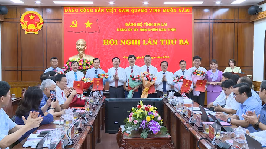 trao-quyet-dinh-bo-sung-7-dong-chi-tham-gia-bch-dang-bo-ubnd-tinh.jpg