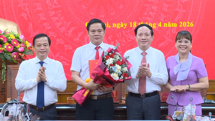 Trao quyết định của Ban Thường vụ Tỉnh ủy chỉ định đồng chí Trần Cang - Ủy viên Ban Thường vụ Tỉnh ủy, Giám đốc Sở Tài chính tham gia Ban Thường vụ Đảng ủy UBND tỉnh nhiệm kỳ 2025-2030. Ảnh: Minh Hoàng