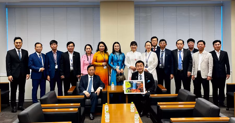 pho-chu-tich-thuong-truc-ubnd-tinh-nguyen-tuan-thanh-lam-viec-voi-co-van-dac-biet-thu-tuong-nhat-ban.jpg
