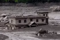 Cảnh tan hoang ở khu vực biên giới Nepal. Ảnh: Reuters