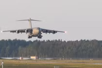 Máy bay C-17 được cho là chở Giám đốc CIA John Ratcliffe hạ cánh gần Riga (Latvia) ngày 25-8. Ảnh: Reuters