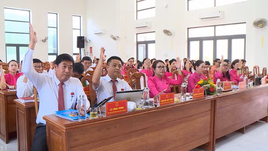 ky-hop-thu-ii-hdnd-phuong-quy-nhon-nam-bieu-quyet-thong-qua-10-nghi-quyet-quan-trong.jpg