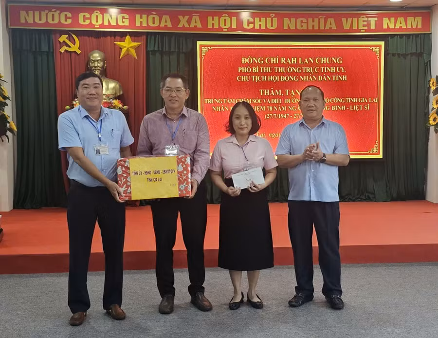 pho-bi-thu-thuong-truc-tinh-uy-chu-tich-hdnd-tinh-rah-lan-chung-tham-tang-qua-tai-trung-tam-cham-soc-va-dieu-duong-nguoi-co-cong.jpg