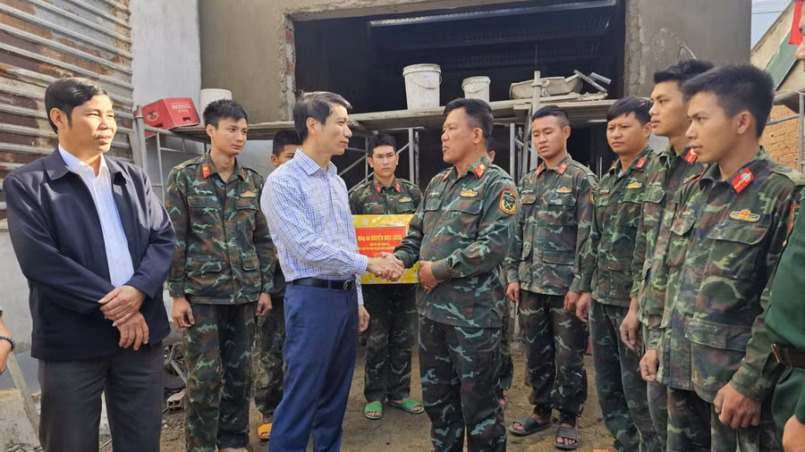 pho-bi-thu-tinh-uy-nguyen-ngoc-luong-tham-tang-qua-can-bo-chien-si-trung-doan-thong-tin-29-quan-doan-34.jpg