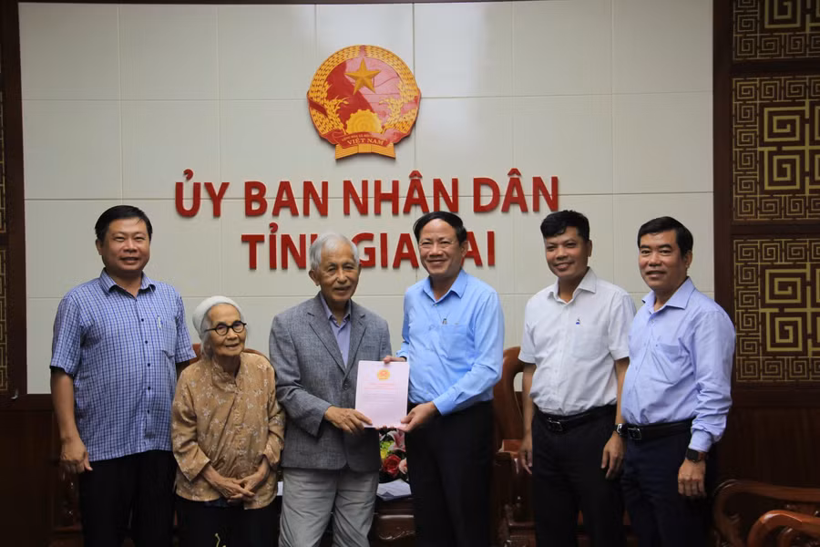 chu-tich-ubnd-tinh-pham-anh-tuan-trao-giay-chung-nhan-quyen-su-dung-dat-cho-trung-tam-icise.jpg
