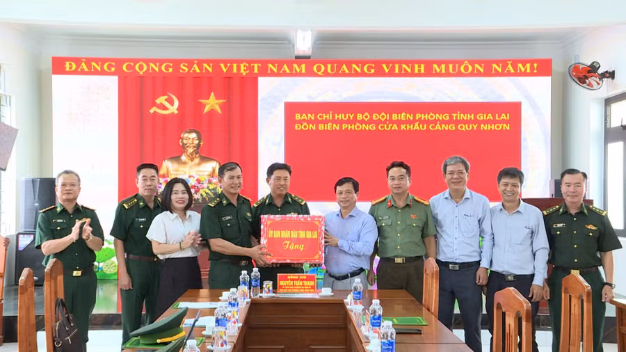 pho-chu-tich-thuong-truc-ubnd-tinh-nguyen-tuan-thanh-thu-5-tu-phai-qua-tham-tang-qua-don-bien-phong-cua-khau-cang-quy-nhon.jpg