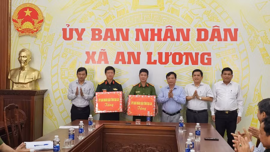 pho-chu-tich-thuong-truc-ubnd-tinh-nguyen-tuan-thanh-thu-3-tu-phai-qua-tham-tang-qua-ban-chi-huy-quan-su-va-cong-an-xa-an-luong.jpg